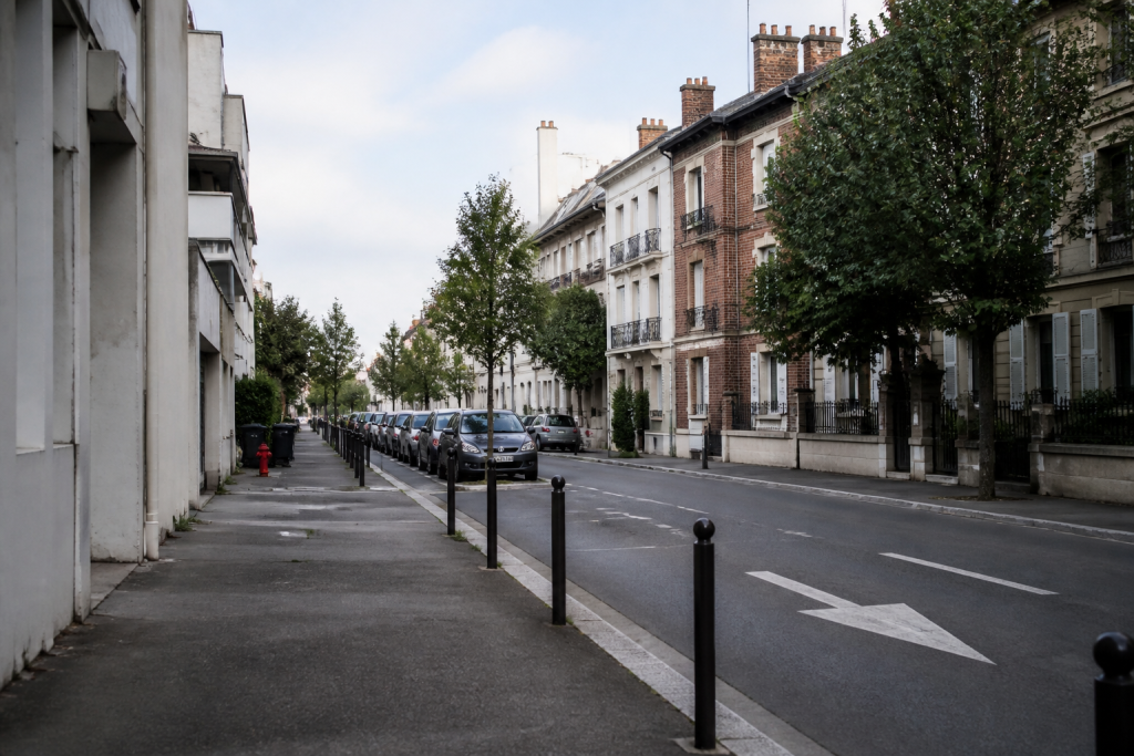 Rue de Villepinte avec immeubles residentiels et commerces locaux
