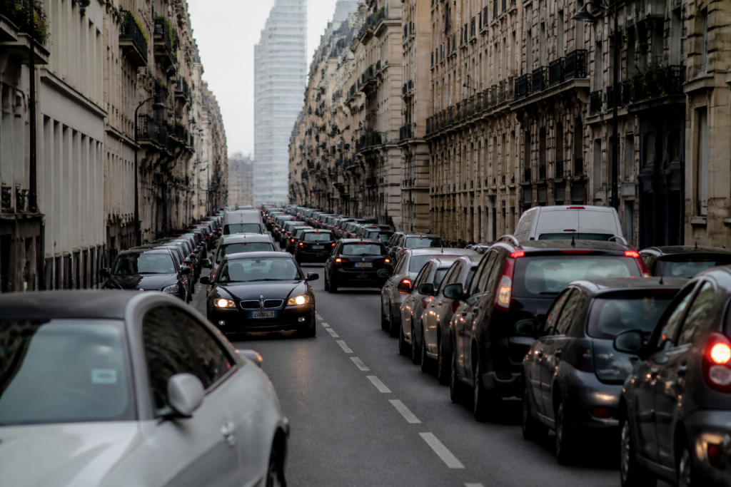 Rues bondees avec immeubles serres et voitures stationnees