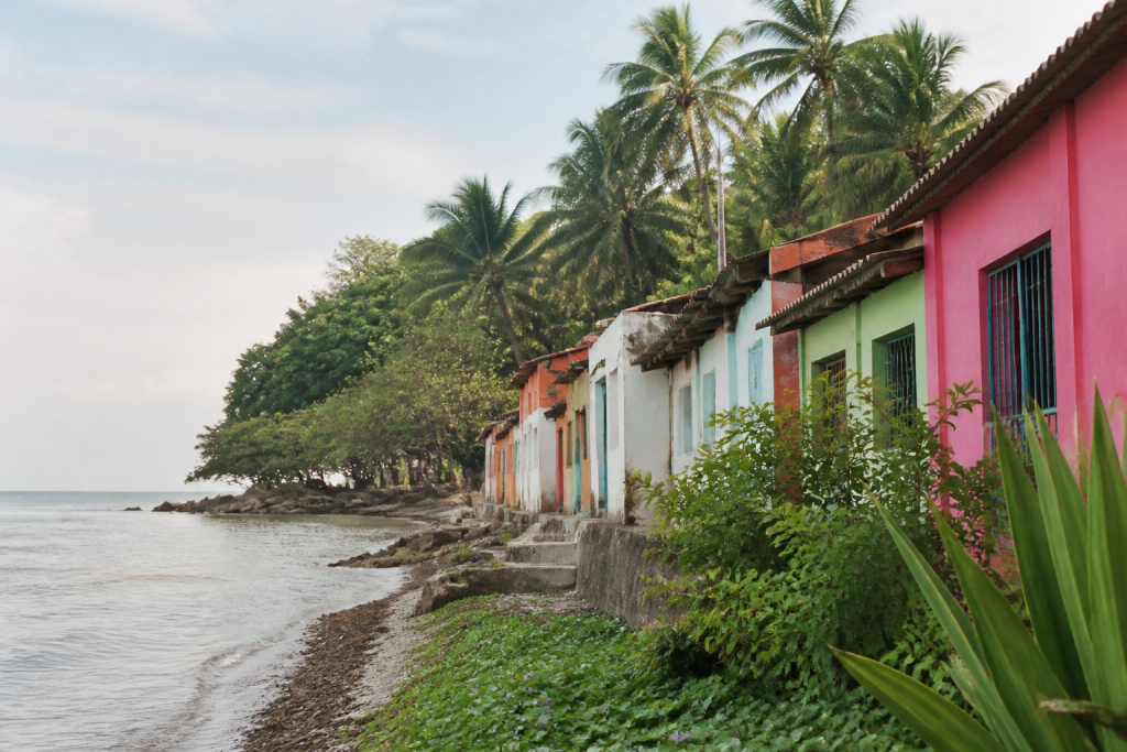 Maisons colorees pres plage atlantique avec vegetation tropicale