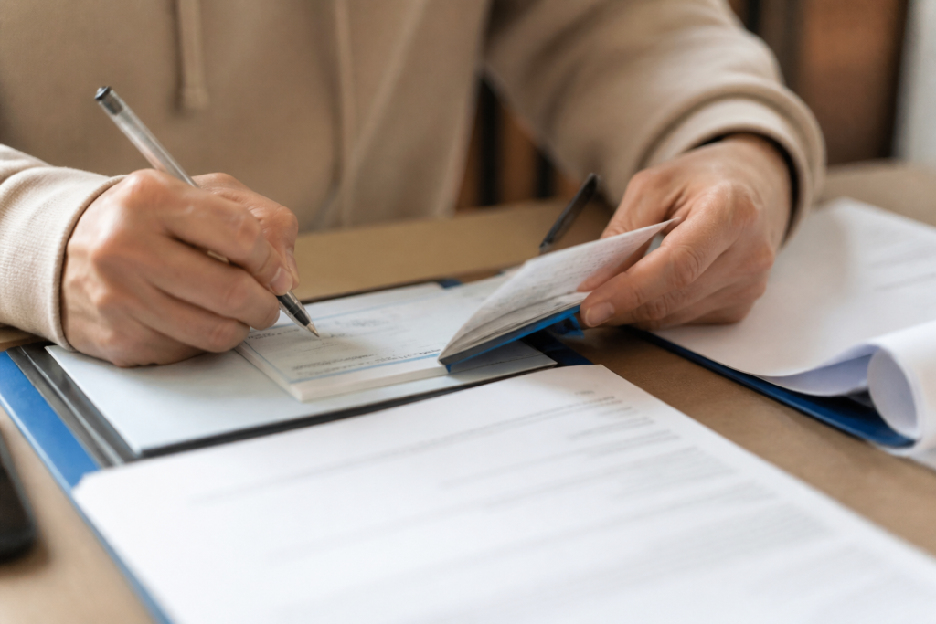 Document de paiement et cheque lors signature bail locatif