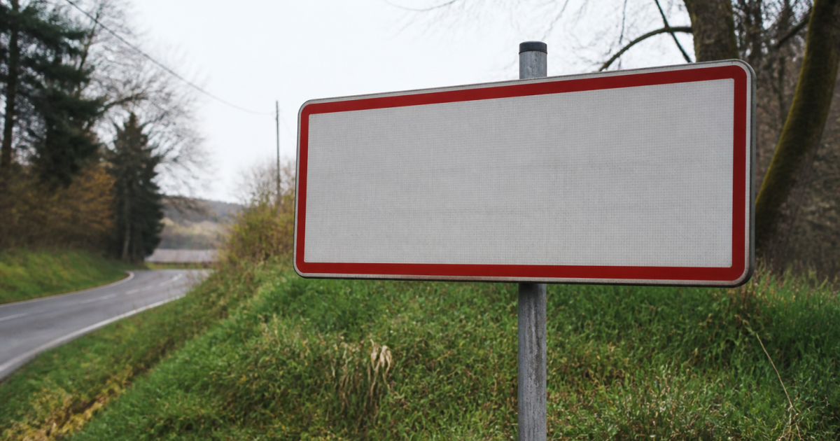 Panneau entrée ville affichant population habitants chiffres
