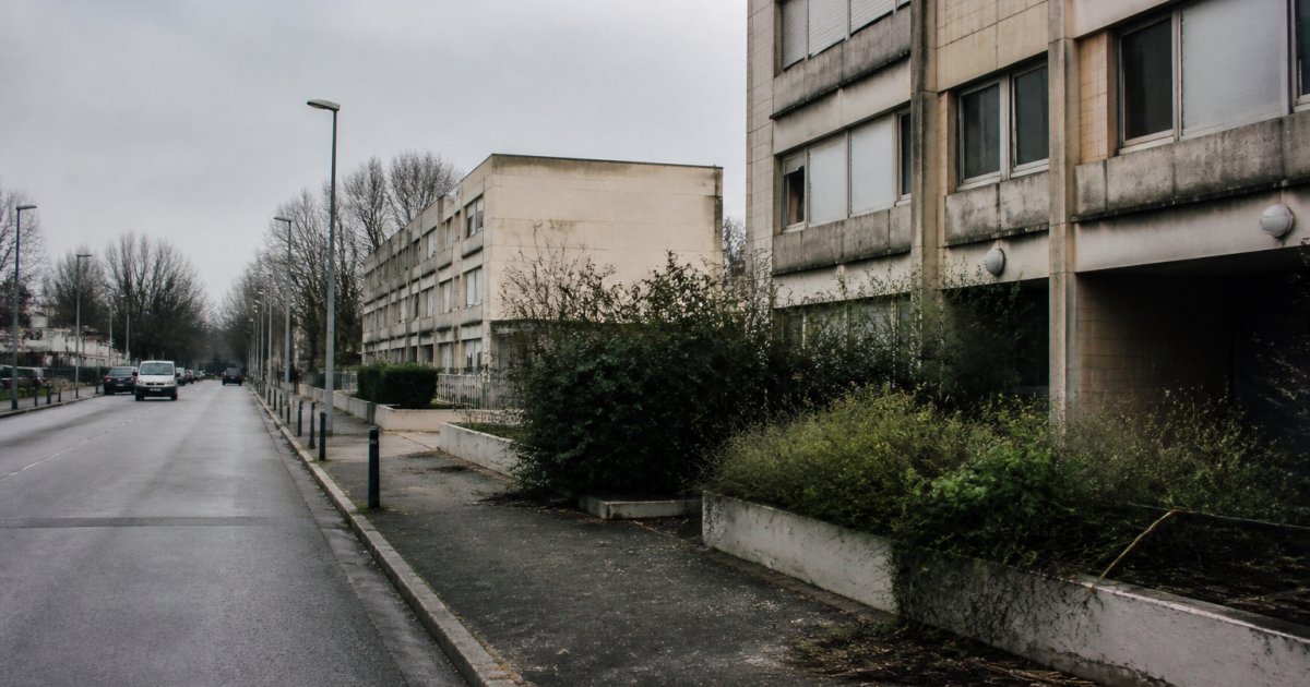 Rue desolee de Villepinte avec immeubles degrades et facades ternies