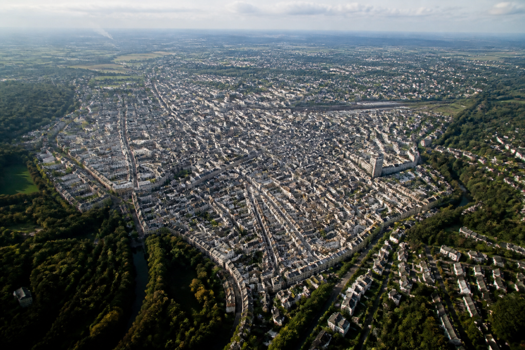 Plan urbain montrant centre dense avec zones vertes périphériques